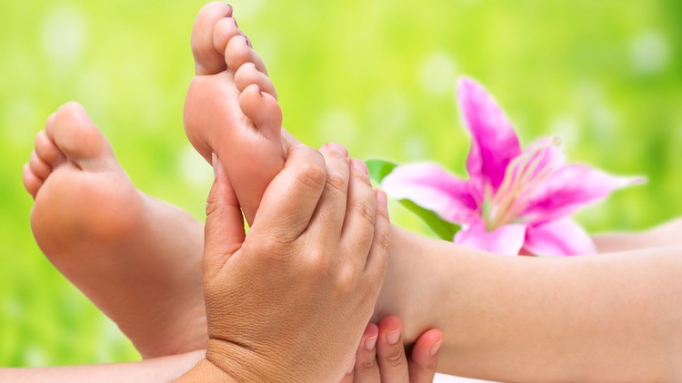 Cách mát-xa chân tuyệt vời dành cho bạn đời và người thân