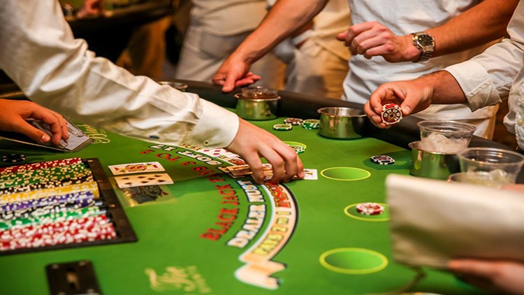 Học cách chia bài Blackjack chuyên nghiệp